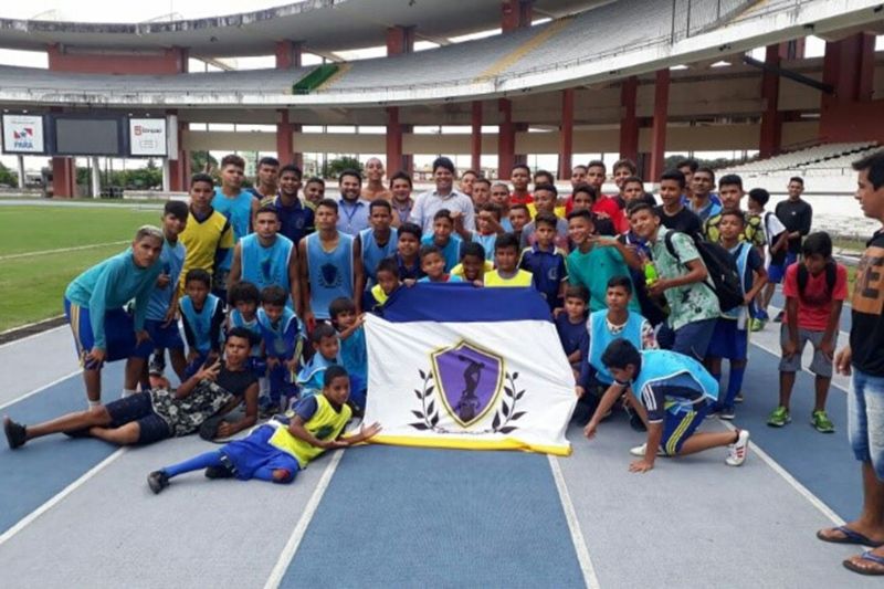 O Estádio Olímpico do Pará/EOP, o Mangueirão, em Belém, recebeu a visita de 46 alunos, com idade entre 6 a 17 anos, da Escola de Futebol Discóbolo's, de Marituba, nesta sexta-feira, 12. A visita foi possível através do Projeto de Extensão "Centro de Visitação", uma iniciativa da Secretaria de Estado de Esporte e Lazer (Seel) com apoio da Universidade Federal do Pará (UFPA), que visa proporcionar ao visitante a experiência de conhecer os locais que ficam restritos em dias de jogos. <div class='credito_fotos'>Foto: ASCOM / SEEL   |   <a href='/midias/2019/originais/2911_r3.jpg' download><i class='fa-solid fa-download'></i> Download</a></div>