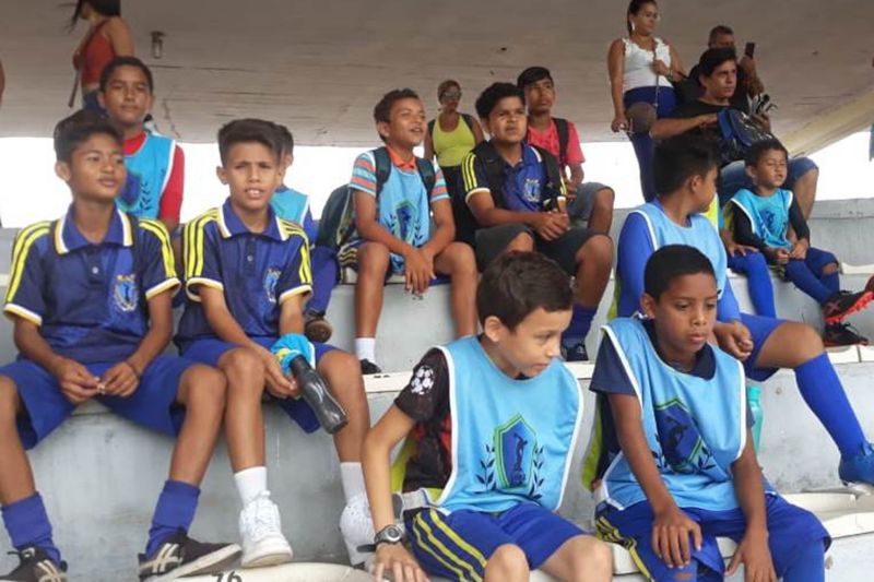 O Estádio Olímpico do Pará/EOP, o Mangueirão, em Belém, recebeu a visita de 46 alunos, com idade entre 6 a 17 anos, da Escola de Futebol Discóbolo's, de Marituba, nesta sexta-feira, 12. A visita foi possível através do Projeto de Extensão "Centro de Visitação", uma iniciativa da Secretaria de Estado de Esporte e Lazer (Seel) com apoio da Universidade Federal do Pará (UFPA), que visa proporcionar ao visitante a experiência de conhecer os locais que ficam restritos em dias de jogos. <div class='credito_fotos'>Foto: ASCOM / SEEL   |   <a href='/midias/2019/originais/2911_thumbnail_img-20190712-wa0077.jpg' download><i class='fa-solid fa-download'></i> Download</a></div>