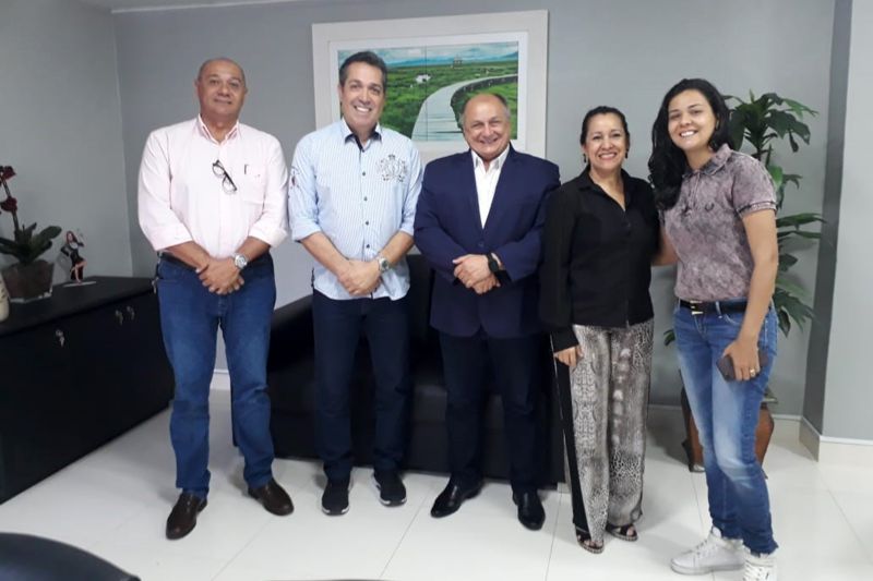  secretário de estado de Articulação da Cidadania (Seac), Ricardo Balestreri, visitou o prefeito de Marituba, Mário Filho, para discutir uma possível parceria do estado com aquele município na implantação do projeto Territórios pela Paz. Tendo o bairro Nova União como um dos territórios selecionados, Marituba é um dos municípios incluídos no raio de alcance do programa, assim como Ananindeua e Belém. Para sacramentar a parceria com os municípios, estuda-se a possibilidade de um convênio de cooperação entre os municípios e o Estado. <div class='credito_fotos'>Foto: Divulgação   |   <a href='/midias/2019/originais/2912_foto1.jpg' download><i class='fa-solid fa-download'></i> Download</a></div>
