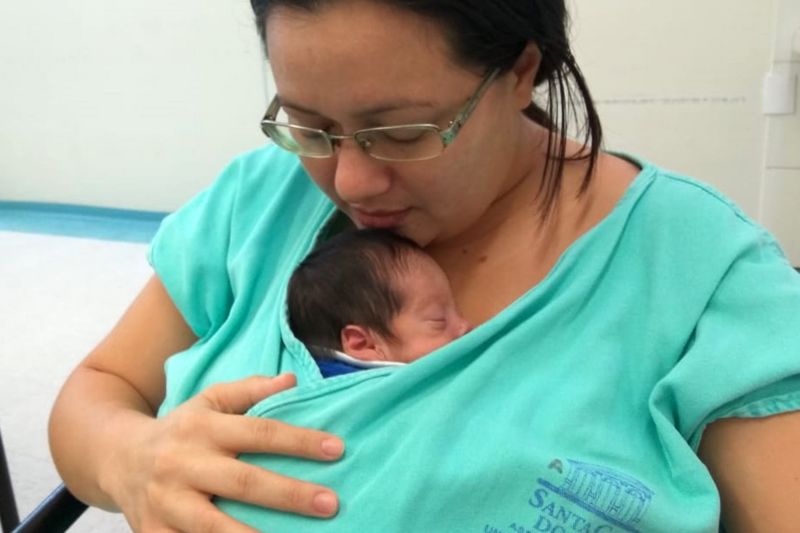 A Santa Casa capacitou, no período de 9 a 12 de julho, mais de 80 profissionais de saúde da própria maternidade e de outros quatro hospitais de Belém e Região Metropolitana em aulas teóricas e práticas sobre o Método Canguru. <div class='credito_fotos'>Foto: ASCOM / SANTA CASA   |   <a href='/midias/2019/originais/2913_maecanguru1.jpg' download><i class='fa-solid fa-download'></i> Download</a></div>