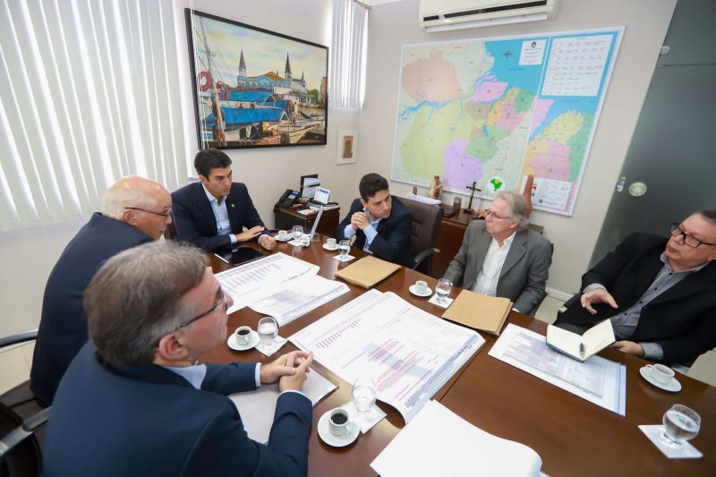O operador de máquinas pesadas, Pedro Paulo Monteiro, morador da Região Metropolitana de Belém, é um dos mais de 500 trabalhadores que atuam na requalificação da BR-316. 

FOTO: MARCO SANTOS / AGÊNCIA PARÁ
DATA: 12.07.2019
BELÉM - PARÁ <div class='credito_fotos'>Foto: Marco Santos / Ag. Pará   |   <a href='/midias/2019/originais/2914_img_8121.jpg' download><i class='fa-solid fa-download'></i> Download</a></div>