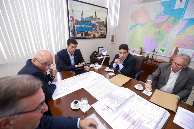 O operador de máquinas pesadas, Pedro Paulo Monteiro, morador da Região Metropolitana de Belém, é um dos mais de 500 trabalhadores que atuam na requalificação da BR-316. 

FOTO: MARCO SANTOS / AGÊNCIA PARÁ
DATA: 12.07.2019
BELÉM - PARÁ <div class='credito_fotos'>Foto: Marco Santos / Ag. Pará   |   <a href='/midias/2019/originais/2914_img_8133.jpg' download><i class='fa-solid fa-download'></i> Download</a></div>