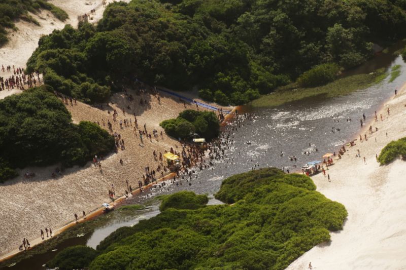 OPERAÇÃO VERÃO EM SALINAS -  MOVIMENTAÇÃO DE DOMINGO - FOTOS AÉREAS.

FOTO: BRUNO CECIM / AGÊNCIA PARÁ
DATA: 14.07.2019
SALINAS - PARÁ <div class='credito_fotos'>Foto: Bruno Cecim / Ag.Pará   |   <a href='/midias/2019/originais/2916_photoeditor_20190714_122700732-2160x1440_1.jpg' download><i class='fa-solid fa-download'></i> Download</a></div>