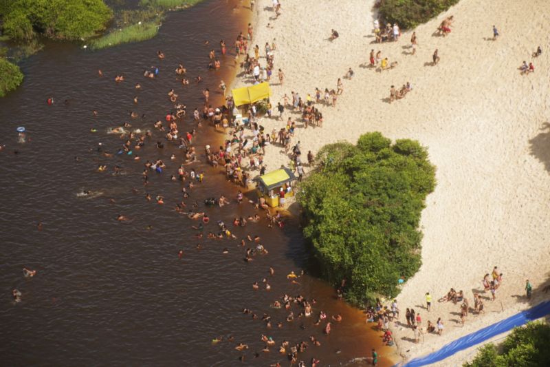 OPERAÇÃO VERÃO EM SALINAS -  MOVIMENTAÇÃO DE DOMINGO - FOTOS AÉREAS.

FOTO: BRUNO CECIM / AGÊNCIA PARÁ
DATA: 14.07.2019
SALINAS - PARÁ <div class='credito_fotos'>Foto: Bruno Cecim / Ag.Pará   |   <a href='/midias/2019/originais/2916_photoeditor_20190714_124911970-2160x1440.jpg' download><i class='fa-solid fa-download'></i> Download</a></div>