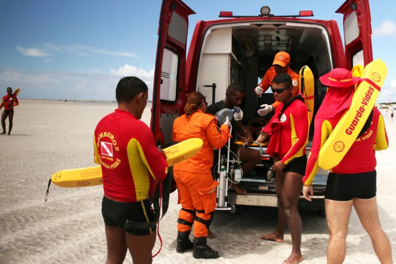 Para prevenir afogamentos nos principais balneários do Pará, a Secretaria de Segurança Pública e Defesa Social do Pará inova, este ano, com mais um instrumento para preservar a vida dos banhistas. O Grupamento Aéreo (Graesp), vinculado a Segup, disponibiliza o equipamento puçá,
um cesto de resgate aéreo utilizado em salvamento de vítimas de afogamento.

FOTO: BRUNO CECIM / AGÊNCIA PARÁ
DATA:14.07.2019
SALINAS - PARÁ <div class='credito_fotos'>Foto: Bruno Cecim / Ag.Pará   |   <a href='/midias/2019/originais/2917_photoeditor_20190713_115726491-2160x1440.jpg' download><i class='fa-solid fa-download'></i> Download</a></div>