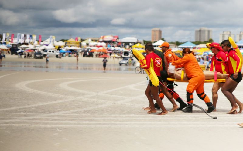 Para prevenir afogamentos nos principais balneários do Pará, a Secretaria de Segurança Pública e Defesa Social do Pará inova, este ano, com mais um instrumento para preservar a vida dos banhistas. O Grupamento Aéreo (Graesp), vinculado a Segup, disponibiliza o equipamento puçá,
um cesto de resgate aéreo utilizado em salvamento de vítimas de afogamento.

FOTO: BRUNO CECIM / AGÊNCIA PARÁ
DATA:14.07.2019
SALINAS - PARÁ <div class='credito_fotos'>Foto: Bruno Cecim / Ag.Pará   |   <a href='/midias/2019/originais/2917_photoeditor_20190713_115835239-2160x1348_1.jpg' download><i class='fa-solid fa-download'></i> Download</a></div>