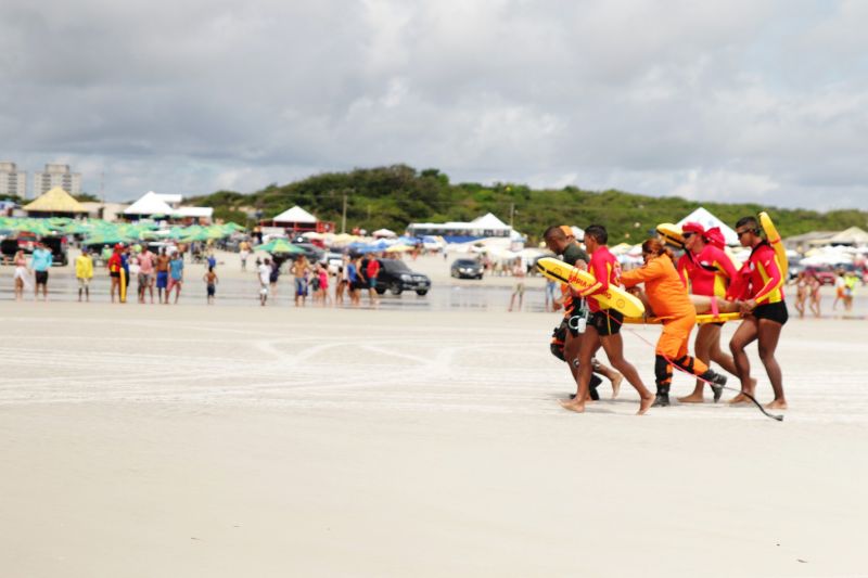 Para prevenir afogamentos nos principais balneários do Pará, a Secretaria de Segurança Pública e Defesa Social do Pará inova, este ano, com mais um instrumento para preservar a vida dos banhistas. O Grupamento Aéreo (Graesp), vinculado a Segup, disponibiliza o equipamento puçá,
um cesto de resgate aéreo utilizado em salvamento de vítimas de afogamento.

FOTO: BRUNO CECIM / AGÊNCIA PARÁ
DATA:14.07.2019
SALINAS - PARÁ <div class='credito_fotos'>Foto: Bruno Cecim / Ag.Pará   |   <a href='/midias/2019/originais/2917_photoeditor_20190713_115916407-2160x1440.jpg' download><i class='fa-solid fa-download'></i> Download</a></div>