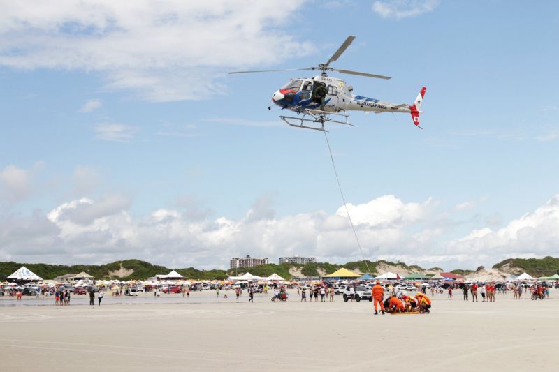 Para prevenir afogamentos nos principais balneários do Pará, a Secretaria de Segurança Pública e Defesa Social do Pará inova, este ano, com mais um instrumento para preservar a vida dos banhistas. O Grupamento Aéreo (Graesp), vinculado a Segup, disponibiliza o equipamento puçá,
um cesto de resgate aéreo utilizado em salvamento de vítimas de afogamento.

FOTO: BRUNO CECIM / AGÊNCIA PARÁ
DATA:14.07.2019
SALINAS - PARÁ <div class='credito_fotos'>Foto: Bruno Cecim / Ag.Pará   |   <a href='/midias/2019/originais/2917_photoeditor_20190713_120408727-2160x1440.jpg' download><i class='fa-solid fa-download'></i> Download</a></div>
