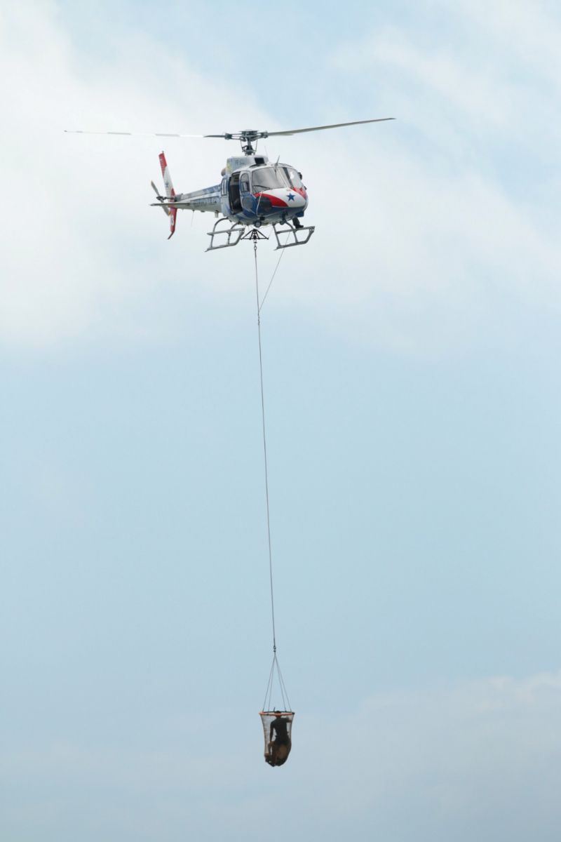 Para prevenir afogamentos nos principais balneários do Pará, a Secretaria de Segurança Pública e Defesa Social do Pará inova, este ano, com mais um instrumento para preservar a vida dos banhistas. O Grupamento Aéreo (Graesp), vinculado a Segup, disponibiliza o equipamento puçá,
um cesto de resgate aéreo utilizado em salvamento de vítimas de afogamento.

FOTO: BRUNO CECIM / AGÊNCIA PARÁ
DATA:14.07.2019
SALINAS - PARÁ <div class='credito_fotos'>Foto: Bruno Cecim / Ag.Pará   |   <a href='/midias/2019/originais/2917_photoeditor_20190713_120502964-2160x3240.jpg' download><i class='fa-solid fa-download'></i> Download</a></div>