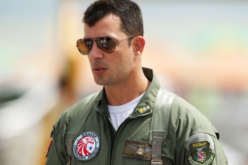 Para prevenir afogamentos nos principais balneários do Pará, a Secretaria de Segurança Pública e Defesa Social do Pará inova, este ano, com mais um instrumento para preservar a vida dos banhistas. O Grupamento Aéreo (Graesp), vinculado a Segup, disponibiliza o equipamento puçá,
um cesto de resgate aéreo utilizado em salvamento de vítimas de afogamento.

FOTO: BRUNO CECIM / AGÊNCIA PARÁ
DATA:14.07.2019
SALINAS - PARÁ <div class='credito_fotos'>Foto: Bruno Cecim / Ag.Pará   |   <a href='/midias/2019/originais/2917_photoeditor_20190713_120904487-2160x1440.jpg' download><i class='fa-solid fa-download'></i> Download</a></div>