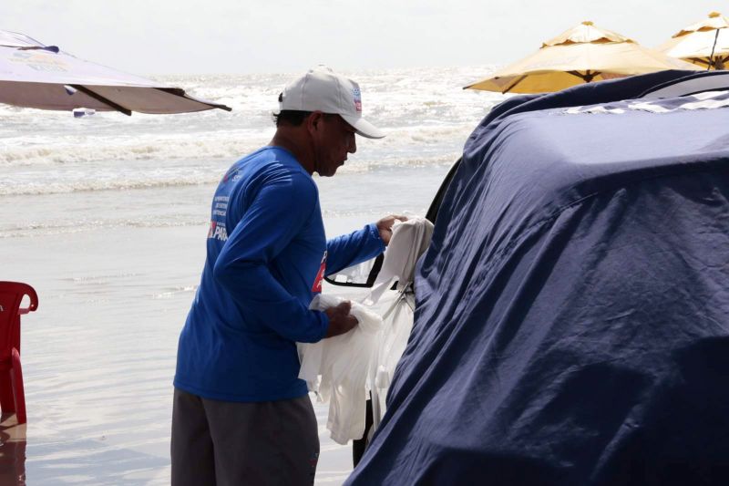 No segundo final de semana das férias de julho, os internos do projeto "Conquistando a Liberdade" distribuíram 10 mil sacolas biodegradáveis e recolheram mais de uma tonelada de lixo nas praias de Mosqueiro, Outeiro, Bragança e Salinópolis. Na ação, os reeducandos também orientaram mais de 16 mil veranistas sobre os impactos ambientais que o lixo provoca. Foram quase 50 horas de permanência nas praias e mais de 35 KM percorridos. <div class='credito_fotos'>Foto: Ricardo Amanajás / Ag. Pará   |   <a href='/midias/2019/originais/2919__asm8832.jpg' download><i class='fa-solid fa-download'></i> Download</a></div>