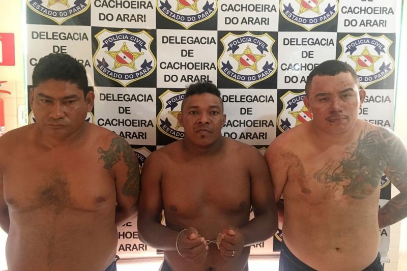 A Polícia Civil deflagrou a Operação Hórus, nas cidades de Cachoeira do Arari e Santa Cruz do Arari, com o objetivo de cumprir mandados de prisões preventivas. Ana Lenyr da Silva Beltrão, Dilelson Silva do Nascimento, Rosélia Bragança do Nascimento, Isaías Pinheiro Beltrão, Euziane de Souza Avelar e Sandro Barbosa dos Santos – todos da mesma família - foram presos na ação. Éder Barbosa dos Santos está foragido. Durante a operação foi identificada a existência de associação criminosa voltada para o tráfico de entorpecentes. <div class='credito_fotos'>Foto: Ascom Polícia Civil   |   <a href='/midias/2019/originais/2921_foto3.jpg' download><i class='fa-solid fa-download'></i> Download</a></div>