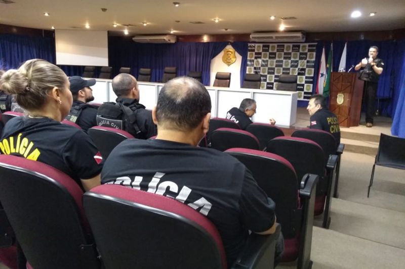 A Polícia Civil do Pará inciou, às 5h desta quarta-feira (17), a Operação Matapi, em todo Estado. A operação é coordenada pelo delegado-geral Alberto Teixeira; pelo delegado Marco Antonio Duarte, diretor da Polícia Metropolitana, e pelo delegado Almir Alves, assistente da DPM. Até o momento, a ação policial já resultou em 52 mandados cumpridos. <div class='credito_fotos'>Foto: Ascom Polícia Civil   |   <a href='/midias/2019/originais/2922_foto1.jpg' download><i class='fa-solid fa-download'></i> Download</a></div>