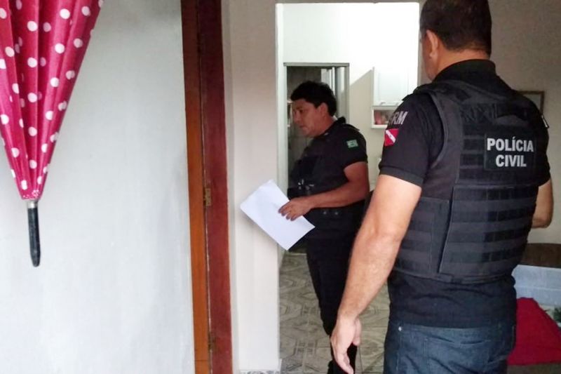 A Polícia Civil do Pará inciou, às 5h desta quarta-feira (17), a Operação Matapi, em todo Estado. A operação é coordenada pelo delegado-geral Alberto Teixeira; pelo delegado Marco Antonio Duarte, diretor da Polícia Metropolitana, e pelo delegado Almir Alves, assistente da DPM. Até o momento, a ação policial já resultou em 52 mandados cumpridos. <div class='credito_fotos'>Foto: Ascom Polícia Civil   |   <a href='/midias/2019/originais/2922_foto3.jpg' download><i class='fa-solid fa-download'></i> Download</a></div>