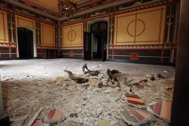 O Governo do Pará, por meio da Secretaria de Estado de Cultura (Secult), já autorizou abertura de processo para obra emergencial de restauro da parte estrutural do teto do Palácio Lauro Sodré, após o desabamento de parte do forro do Salão Histórico, nesta sexta-feira (25). Após o incidente no local, que abriga o Museu do Estado do Pará (MEP), também será iniciado um processo emergencial de revisão do sistema de prevenção e combate a incêndios de todos os prédios históricos sob a responsabilidade da Secult.

FOTO: FERNANDO ARAÚJO / AG. PARÁ
DATA: 25.01.2019
BELÉM - PARÁ <div class='credito_fotos'>Foto: Fernando Araújo/Ag. Pará   |   <a href='/midias/2019/originais/2922a1a3-e995-476b-b1ae-d7d0b0760f62.jpg' download><i class='fa-solid fa-download'></i> Download</a></div>