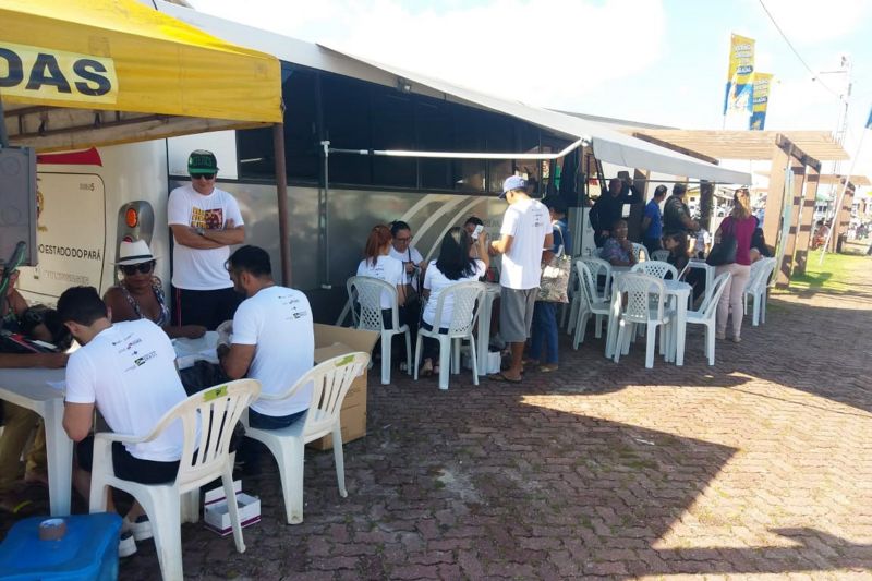 Mais de um milhão de preservativos masculinos e 25.300 mil unidades de lubrificante íntimo estão sendo distribuídos pela Secretaria de Estado Saúde Pública (Sespa) durante a Operação Verão, realizada nos municípios mais procurados pela população durante os finais de semana de julho, por ocasião das férias escolares. Sob o tema "Verão é pra viver com saúde por todo o Pará", a operação já contou com mobilizações nos dois primeiros finais de semana deste mês e prosseguirão nos dias 21 e 22 e entre 26 e 28 de julho. <div class='credito_fotos'>Foto: ASCOM / SESPA   |   <a href='/midias/2019/originais/2923_foto1.jpg' download><i class='fa-solid fa-download'></i> Download</a></div>