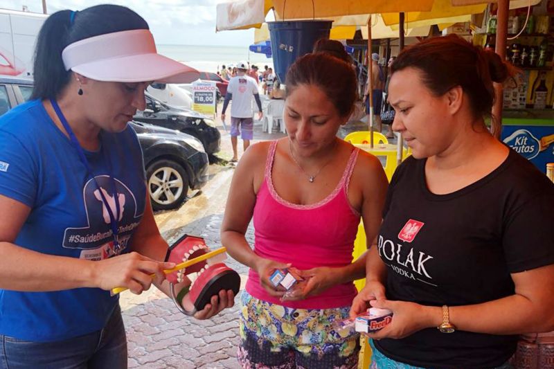 Mais de um milhão de preservativos masculinos e 25.300 mil unidades de lubrificante íntimo estão sendo distribuídos pela Secretaria de Estado Saúde Pública (Sespa) durante a Operação Verão, realizada nos municípios mais procurados pela população durante os finais de semana de julho, por ocasião das férias escolares. Sob o tema "Verão é pra viver com saúde por todo o Pará", a operação já contou com mobilizações nos dois primeiros finais de semana deste mês e prosseguirão nos dias 21 e 22 e entre 26 e 28 de julho. <div class='credito_fotos'>Foto: ASCOM / SESPA   |   <a href='/midias/2019/originais/2923_whatsappimage2019-07-13at11.46.07.jpg' download><i class='fa-solid fa-download'></i> Download</a></div>