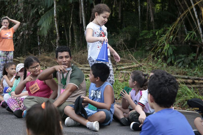As instruções do condutor Diego Neres eram muito claras: – Não pode arrancar folha das árvores; não pode pegar nenhum bichinho que passar por vocês; não pode jogar lixo no chão. As informações foram repassadas a 25 crianças que olhavam atentas e animadas para o instrutor, que trabalha com esporte de aventuras há quatro anos e, especificamente, com crianças, há três. Em seguida, todos iniciaram uma trilha no Parque Estadual do Utinga (PEUT), onde é realizada a Colônia de Férias, sob o comando da equipe do Amazônia Ventura. <div class='credito_fotos'>Foto: Jader Paes / Agência Pará   |   <a href='/midias/2019/originais/2924__v5o0951.jpg' download><i class='fa-solid fa-download'></i> Download</a></div>