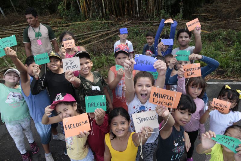 As instruções do condutor Diego Neres eram muito claras: – Não pode arrancar folha das árvores; não pode pegar nenhum bichinho que passar por vocês; não pode jogar lixo no chão. As informações foram repassadas a 25 crianças que olhavam atentas e animadas para o instrutor, que trabalha com esporte de aventuras há quatro anos e, especificamente, com crianças, há três. Em seguida, todos iniciaram uma trilha no Parque Estadual do Utinga (PEUT), onde é realizada a Colônia de Férias, sob o comando da equipe do Amazônia Ventura. <div class='credito_fotos'>Foto: Jader Paes / Agência Pará   |   <a href='/midias/2019/originais/2924__v5o0975.jpg' download><i class='fa-solid fa-download'></i> Download</a></div>