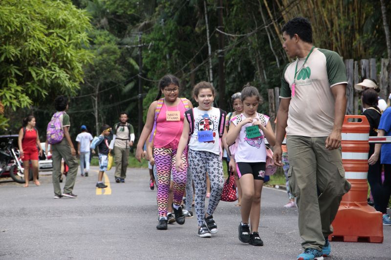 As instruções do condutor Diego Neres eram muito claras: – Não pode arrancar folha das árvores; não pode pegar nenhum bichinho que passar por vocês; não pode jogar lixo no chão. As informações foram repassadas a 25 crianças que olhavam atentas e animadas para o instrutor, que trabalha com esporte de aventuras há quatro anos e, especificamente, com crianças, há três. Em seguida, todos iniciaram uma trilha no Parque Estadual do Utinga (PEUT), onde é realizada a Colônia de Férias, sob o comando da equipe do Amazônia Ventura. <div class='credito_fotos'>Foto: Jader Paes / Agência Pará   |   <a href='/midias/2019/originais/2924__v5o1006.jpg' download><i class='fa-solid fa-download'></i> Download</a></div>