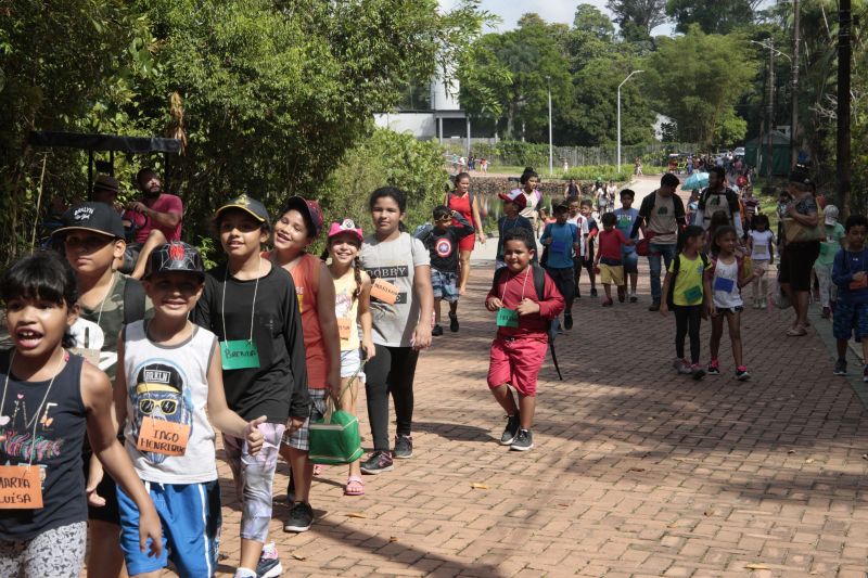 As instruções do condutor Diego Neres eram muito claras: – Não pode arrancar folha das árvores; não pode pegar nenhum bichinho que passar por vocês; não pode jogar lixo no chão. As informações foram repassadas a 25 crianças que olhavam atentas e animadas para o instrutor, que trabalha com esporte de aventuras há quatro anos e, especificamente, com crianças, há três. Em seguida, todos iniciaram uma trilha no Parque Estadual do Utinga (PEUT), onde é realizada a Colônia de Férias, sob o comando da equipe do Amazônia Ventura. <div class='credito_fotos'>Foto: Jader Paes / Agência Pará   |   <a href='/midias/2019/originais/2924__v5o1027.jpg' download><i class='fa-solid fa-download'></i> Download</a></div>