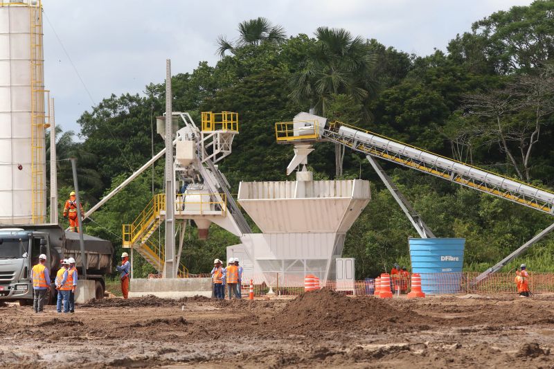 Com seis meses desde o início dos trabalhos, em janeiro deste ano, as obras de requalificação da BR-316 já começaram em seis das 26 estações de passageiros previstas ao longo da rodovia (serão, ao todo, 13 em cada sentido da pista); nos dois terminais de integração, em Ananindeua e Marituba; e na construção do Centro de Controle Operacional (CCO), localizado no complexo da Polícia Militar, na Avenida Augusto Montenegro. Os próximos passos serão o início da retirada efetiva das interferências localizadas nos 10,8 quilômetros da obra (como redes de água, de energia elétrica e cabeamentos de empresas de comunicação) e implantação da nova drenagem, que acabará com os pontos de alagamentos que foram verificados hoje nas pistas. <div class='credito_fotos'>Foto: Alex Ribeiro / Ag. Pará   |   <a href='/midias/2019/originais/2925_seismesesdanovabr-20190717_fotosalexribeiro0078.jpg' download><i class='fa-solid fa-download'></i> Download</a></div>