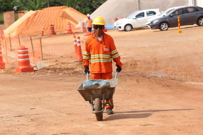 Com seis meses desde o início dos trabalhos, em janeiro deste ano, as obras de requalificação da BR-316 já começaram em seis das 26 estações de passageiros previstas ao longo da rodovia (serão, ao todo, 13 em cada sentido da pista); nos dois terminais de integração, em Ananindeua e Marituba; e na construção do Centro de Controle Operacional (CCO), localizado no complexo da Polícia Militar, na Avenida Augusto Montenegro. Os próximos passos serão o início da retirada efetiva das interferências localizadas nos 10,8 quilômetros da obra (como redes de água, de energia elétrica e cabeamentos de empresas de comunicação) e implantação da nova drenagem, que acabará com os pontos de alagamentos que foram verificados hoje nas pistas.
Na foto Clemildo Madeira. <div class='credito_fotos'>Foto: Alex Ribeiro / Ag. Pará   |   <a href='/midias/2019/originais/2925_seismesesdanovabr-clemildomadeira-20190717_fotosalexribeiro0098.jpg' download><i class='fa-solid fa-download'></i> Download</a></div>