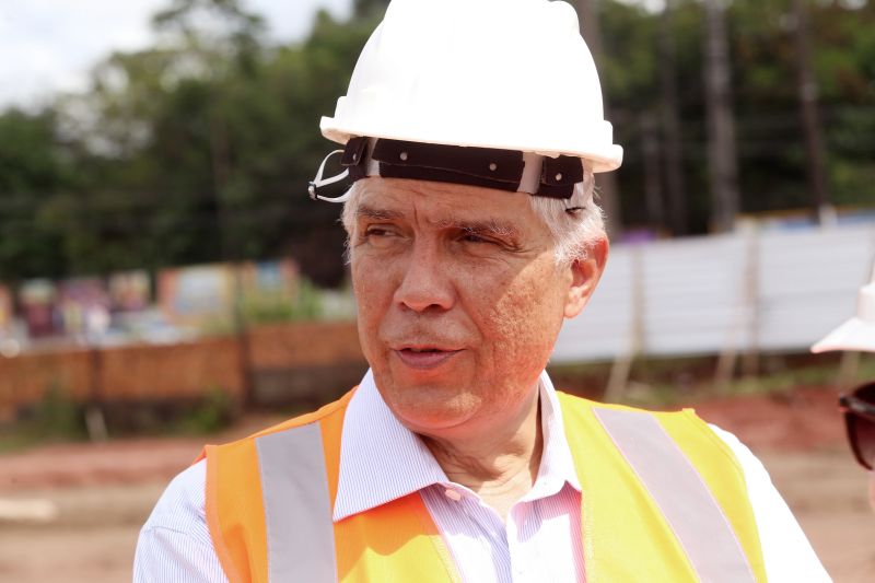 Com seis meses desde o início dos trabalhos, em janeiro deste ano, as obras de requalificação da BR-316 já começaram em seis das 26 estações de passageiros previstas ao longo da rodovia (serão, ao todo, 13 em cada sentido da pista); nos dois terminais de integração, em Ananindeua e Marituba; e na construção do Centro de Controle Operacional (CCO), localizado no complexo da Polícia Militar, na Avenida Augusto Montenegro. Os próximos passos serão o início da retirada efetiva das interferências localizadas nos 10,8 quilômetros da obra (como redes de água, de energia elétrica e cabeamentos de empresas de comunicação) e implantação da nova drenagem, que acabará com os pontos de alagamentos que foram verificados hoje nas pistas.
Na foto Eduardo Ribeiro. <div class='credito_fotos'>Foto: Alex Ribeiro / Ag. Pará   |   <a href='/midias/2019/originais/2925_seismesesdanovabr-eduardoribeirongtm20190717_fotosalexribeiro0100.jpg' download><i class='fa-solid fa-download'></i> Download</a></div>