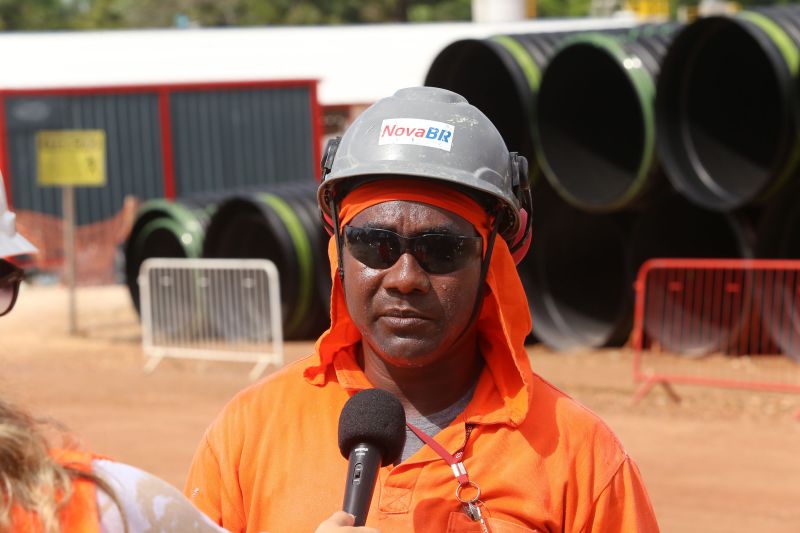 Com seis meses desde o início dos trabalhos, em janeiro deste ano, as obras de requalificação da BR-316 já começaram em seis das 26 estações de passageiros previstas ao longo da rodovia (serão, ao todo, 13 em cada sentido da pista); nos dois terminais de integração, em Ananindeua e Marituba; e na construção do Centro de Controle Operacional (CCO), localizado no complexo da Polícia Militar, na Avenida Augusto Montenegro. Os próximos passos serão o início da retirada efetiva das interferências localizadas nos 10,8 quilômetros da obra (como redes de água, de energia elétrica e cabeamentos de empresas de comunicação) e implantação da nova drenagem, que acabará com os pontos de alagamentos que foram verificados hoje nas pistas.
Sidnei Marques. <div class='credito_fotos'>Foto: Alex Ribeiro / Ag. Pará   |   <a href='/midias/2019/originais/2925_seismesesdanovabr-sideneimarques-20190717_fotosalexribeiro0099.jpg' download><i class='fa-solid fa-download'></i> Download</a></div>