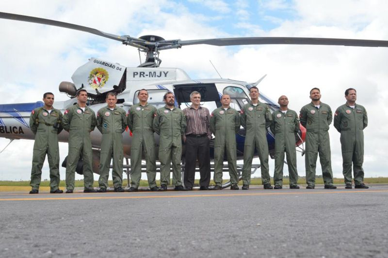 A Operação Verão deste ano dispõe de um importante apoio, que agiliza as ações do Sistema de Segurança. É o trabalho dos agentes que atuam no Grupamento Aéreo (Graesp), vinculado à Secretaria de Estado de Segurança Pública e Defesa Social (Segup). O Graesp reúne 65 agentes na operação veraneio, entre pilotos, operadores aeronáuticos, mecânicos e apoio de solo. <div class='credito_fotos'>Foto: Divulgação   |   <a href='/midias/2019/originais/2927_img-20190713-wa0022.jpg' download><i class='fa-solid fa-download'></i> Download</a></div>