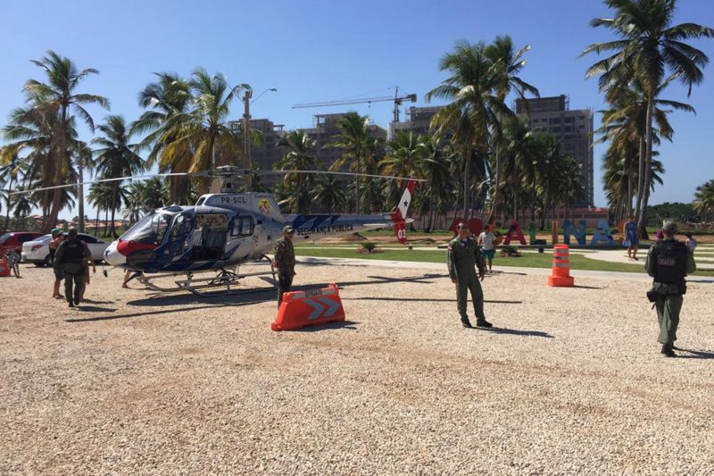 A Operação Verão deste ano dispõe de um importante apoio, que agiliza as ações do Sistema de Segurança. É o trabalho dos agentes que atuam no Grupamento Aéreo (Graesp), vinculado à Secretaria de Estado de Segurança Pública e Defesa Social (Segup). O Graesp reúne 65 agentes na operação veraneio, entre pilotos, operadores aeronáuticos, mecânicos e apoio de solo. <div class='credito_fotos'>Foto: Divulgação   |   <a href='/midias/2019/originais/2927_img-20190713-wa0037.jpg' download><i class='fa-solid fa-download'></i> Download</a></div>