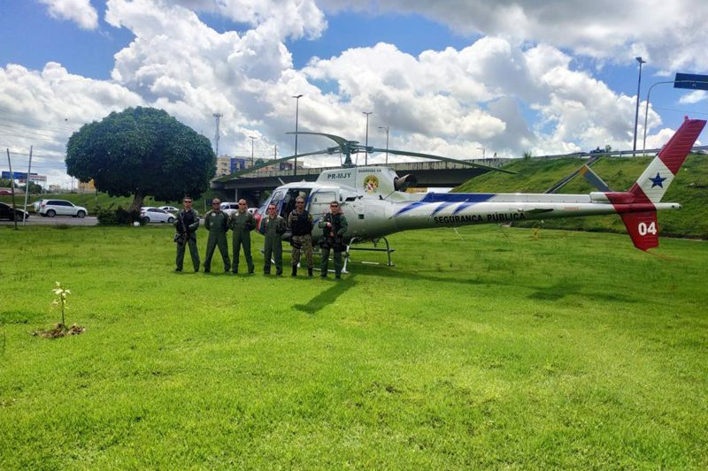 A Operação Verão deste ano dispõe de um importante apoio, que agiliza as ações do Sistema de Segurança. É o trabalho dos agentes que atuam no Grupamento Aéreo (Graesp), vinculado à Secretaria de Estado de Segurança Pública e Defesa Social (Segup). O Graesp reúne 65 agentes na operação veraneio, entre pilotos, operadores aeronáuticos, mecânicos e apoio de solo. <div class='credito_fotos'>Foto: Divulgação   |   <a href='/midias/2019/originais/2927_img-20190713-wa0064.jpg' download><i class='fa-solid fa-download'></i> Download</a></div>