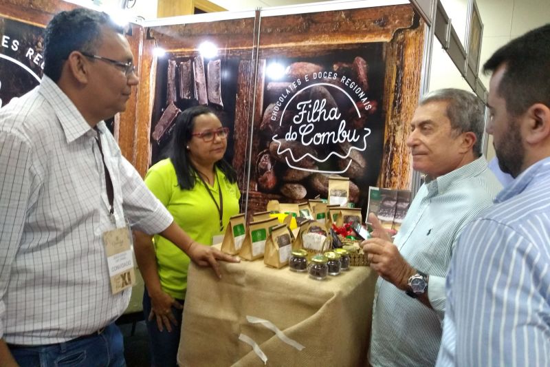 Das barras rústicas às refinadas, produtos orgânicos e diferenciados como o nibs de cacau embrulhado na própria folha da árvore do fruto nativo da Amazônia, o cacau e o chocolate genuinamente paraenses chamam a atenção do grande público da 11ª edição do Festival Internacional do Chocolate e Cacau de Ilhéus, no sul da Bahia, evento aberto na quinta-feira (18) e que segue até o próximo domingo (21), no Centro de Convenções do município.
Isete Costa, mais conhecida em Belém como a dona Nena, do Combu, ilha em frente à capital paraense.. <div class='credito_fotos'>Foto: Valéria Nascimento    |   <a href='/midias/2019/originais/2928_isetecostamaisconhecidaembelemcomoadonanenadocombuilhaemfrenteacapitalparaense..jpg' download><i class='fa-solid fa-download'></i> Download</a></div>