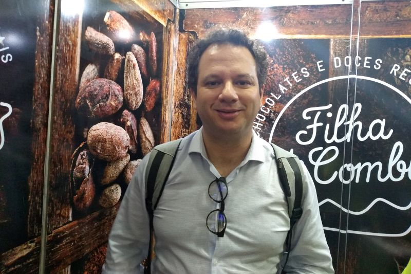 Das barras rústicas às refinadas, produtos orgânicos e diferenciados como o nibs de cacau embrulhado na própria folha da árvore do fruto nativo da Amazônia, o cacau e o chocolate genuinamente paraenses chamam a atenção do grande público da 11ª edição do Festival Internacional do Chocolate e Cacau de Ilhéus, no sul da Bahia, evento aberto na quinta-feira (18) e que segue até o próximo domingo (21), no Centro de Convenções do município.
produtor de cacau, em Camacan, município vizinho a Ilhéus, Guilherme Mouro. <div class='credito_fotos'>Foto: Valéria Nascimento    |   <a href='/midias/2019/originais/2928_produtordecacauemcamacanmunicipiovizinhoailheusguilhermemouro..jpg' download><i class='fa-solid fa-download'></i> Download</a></div>