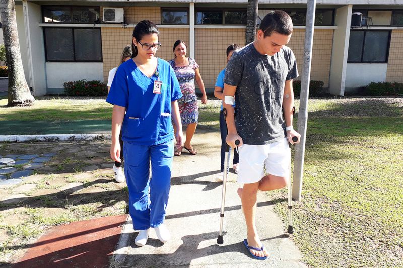 Na quinta-feira, 18 de julho, pacientes adultos e infantis do Hospital Metropolitano de Urgência e Emergência (HMUE), em Ananindeua, tiveram uma programação especial: os Jogos de Verão. Eles puderam sair das enfermarias e circular na área externa, além de praticar jogos de tabuleiro e de baixo impacto. O projeto é oferecido duas vezes por ano com o intuito de reduzir sintomas emocionais, promovendo interação e lazer para acelerar o processo de cura dos pacientes. <div class='credito_fotos'>Foto: Dayane Baía /Ascom HMUE   |   <a href='/midias/2019/originais/2929_jogos_de_verao_hmue_2.jpg' download><i class='fa-solid fa-download'></i> Download</a></div>