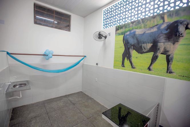 Na manhã desta terça-feira (30), o governador do Estado do Pará, Helder Barbalho, esteve no município de Ponta de Pedras, no Marajó, para participar da programação de aniversário dos 141 anos do município. Durante a visita, foi inaugurada a revitalização e ampliação do Mercado Municipal, foi assinado o convênio para a reforma e ampliação do hospital Municipal que tem o valor total de R$1.247.628,28 e o chefe do poder e executivo e outras autoridades receberam o título de cidadão Ponta Pedrense pelos serviços prestados ao município.

FOTO: MARCO SANTOS / AGÊNCIA PARÁ
DATA: 30.04.2019
PONTA DE PEDRAS - PARÁ <div class='credito_fotos'>Foto: Marco Santos / Ag. Pará   |   <a href='/midias/2019/originais/2930422b-5cd5-4011-9f7c-f18a2b764cd0.jpg' download><i class='fa-solid fa-download'></i> Download</a></div>