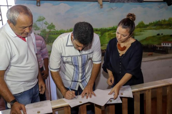 Depois de passar por Salvaterra e Soure, no Marajó, o governador Helder Barbalho foi até o município de Cachoeira do Arari, onde ocorria, neste domingo (20), a festividade de São Sebastião, considerado como o padroeiro dos vaqueiros do Marajó. No local, o governador visitou, acompanhado pelo prefeito Jaime Barbosa, secretários de Estado e deputados estaduais e federais, o Museu do Marajó, fechado para o público desde dezembro do ano passado por conta de problemas apontados pelo Corpo de Bombeiros. Lá, o chefe do Executivo Estadual assinou um protocolo de intenções com a prefeitura municipal e a presidência do Museu do Marajó, para viabilizar a adequação e recuperação do imóvel que abriga a instituição.

FOTO: MARCO SANTOS/AGÊNCIA PARÁ
DATA; 20.01.2019
CACHOEIRA DO ARARI - PARÁ <div class='credito_fotos'>Foto: Marco Santos / Ag. Pará   |   <a href='/midias/2019/originais/294301c8-4a38-418a-bb5f-32511b744cd8.jpg' download><i class='fa-solid fa-download'></i> Download</a></div>