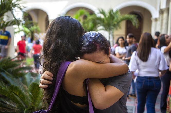 Em meio a batucadas, cores e brilhos, ficaram conhecidos os 3.650 aprovados no Processo Seletivo (Prosel) 2019 da Universidade do Estado do Pará (Uepa), na manhã desta sexta (25). No pátio da Reitoria, candidatos, pais, amigos e professores aguardavam ansiosos, junto às emissoras de rádio que fazem a leitura dos nomes.

FOTO: NAILANA THIELY / ASCOM UEPA
DATA: 25.01.2019
BELÉM - PARÁ <div class='credito_fotos'>Foto: Fernando Araújo/Ag. Pará   |   <a href='/midias/2019/originais/295db373-1c8e-4c89-adc8-f96253d12de3.jpg' download><i class='fa-solid fa-download'></i> Download</a></div>