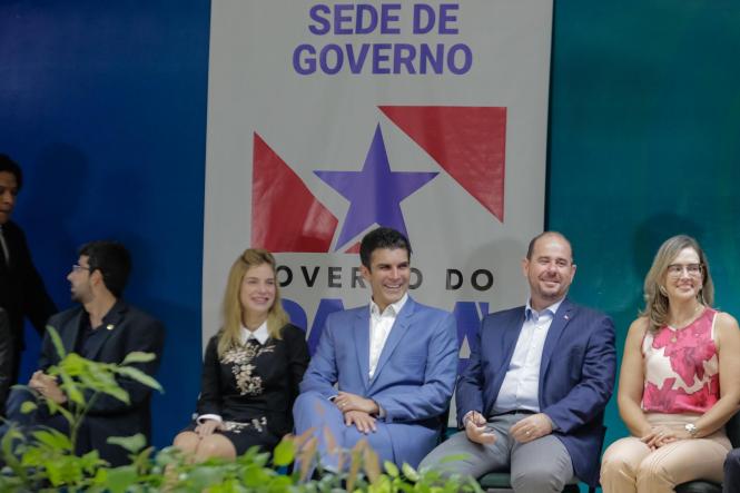 Até a próxima sexta-feira (23), o Governo do Estado está, oficialmente, sediado em Santarém, no oeste paraense. É o programa “Governo Por Todo o Pará”, iniciativa desta gestão, que inaugura a sua primeira edição, deslocando grande parte de sua estrutura e equipes para o município santareno. A programação, cujo objetivo é aproximar o Estado das diferentes regiões e municípios, foi aberta pelo governador Helder Barbalho, no final da manhã desta quarta-feira (20), em cerimônia realizada no auditório do campus Tapajós da Universidade Federal do Oeste do Pará (Ufopa). Participaram da solenidade a primeira-dama do Estado, Daniela Barbalho; o vice-governador, Lúcio Vale, e a esposa, Andréa Vale; deputados estaduais; gestores de órgãos e secretários de Estado; servidores do município de Santarém e representantes de cidades vizinhas, além da população.

FOTO: MARCO SANTOS / AGÊNCIA PARÁ
DATA: 20.03.2019
SANTARÉM - PA
 <div class='credito_fotos'>Foto: Marco Santos / Ag. Pará   |   <a href='/midias/2019/originais/29619657-4722-4c88-b228-4ca38a94d837.jpg' download><i class='fa-solid fa-download'></i> Download</a></div>