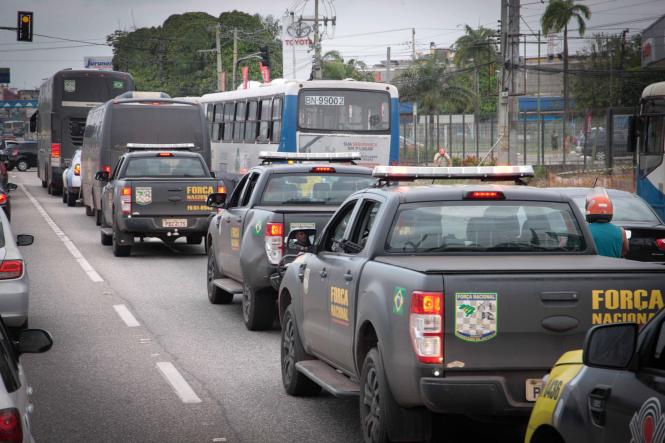 A tropa da Força Nacional começa a chegar no Pará nesta sexta-feira (22). Os agentes chegam a Belém por diversas rotas e meios, em dias alternados, vindos de Itaituba, no sudoeste paraense; do estado de Sergipe, no nordeste brasileiro; e de Brasília, Distrito Federal. Todos os 200 agentes e as 40 viaturas deverão se reunir, na próxima segunda-feira (25) quando ocorrerá uma solenidade de apresentação que marcará o início das atividades da Força Nacional na Região Metropolitana de Belém (RMB).

FOTO: FERNANDO ARAÚJO / AGÊNCIA PARÁ
DATA:22.03.2019
BELÉM - PARÁ <div class='credito_fotos'>Foto: Fernando Araújo/Ag. Pará   |   <a href='/midias/2019/originais/298045cb-5fe6-4a69-9f95-613a0faf2c9a.jpg' download><i class='fa-solid fa-download'></i> Download</a></div>