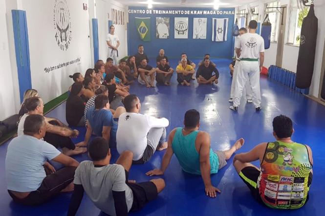 Um grupo de mais de 40 agentes penitenciários da Superintendência do Sistema Penitenciário do Estado (Susipe) participou, nesta quarta-feira (3), de uma oficina de defesa pessoal “Krav Maga”. A iniciativa é da Coordenadoria de Assistência e Valorização do Servidor (Cavs), com o objetivo de preparar os servidores para situações de crises nas unidades penais.

FOTO: ASCOM  / SUSIPE
DATA: 03.04.2019
BELÉM - PA <div class='credito_fotos'>Foto: ASCOM / SUSIPE   |   <a href='/midias/2019/originais/2983fae9-f80a-4b2b-8ca5-7f94ed39c312.jpg' download><i class='fa-solid fa-download'></i> Download</a></div>