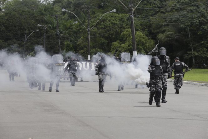 O patrono das Polícias Militares do Brasil, o alferes Joaquim José da Silva Xavier, o Tiradentes, foi homenageado na manhã desta segunda-feira (22), em Belém, em solenidade realizada na sede do Comando-Geral da Polícia Militar, localizado na Rodovia Augusto Montenegro. Presidindo a cerimônia, o governador do Estado, Helder Zaluth Barbalho, parabenizou os 569 policiais militares promovidos em 21 de Abril, e ressaltou os números alcançados nos três primeiros meses do ano, destacando como fator decisivo o esforço dos policiais militares e dos demais órgãos que integram o Sistema de Segurança Pública do Estado.

FOTO: MARCO SANTOS / AGÊNCIA PARÁ
DATA: 22.04.2019
BELÉM - PARÁ <div class='credito_fotos'>Foto: Marco Santos / Ag. Pará   |   <a href='/midias/2019/originais/2985fb02-2502-45b5-a096-b3b09e6c07f3.jpg' download><i class='fa-solid fa-download'></i> Download</a></div>