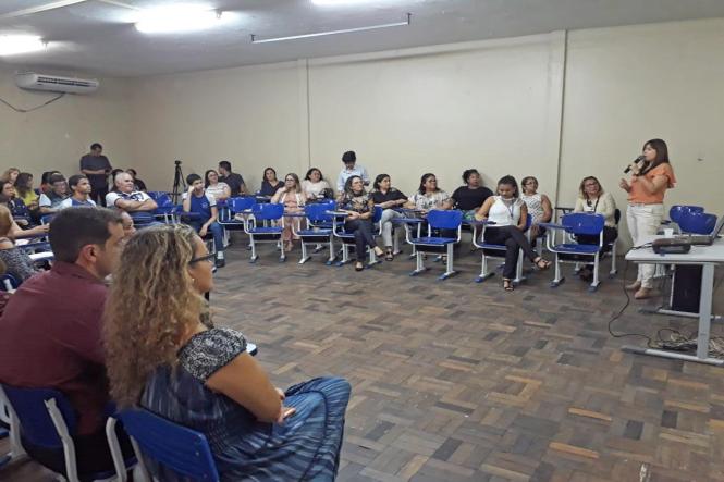 Pais e professores das escolas EEEM Augusto Meira e EEEF Dr. Aníbal Duarte participaram da roda de conversa “Violência Sexual: sinais e sintomas”, promovida pela Fundação ParáPaz, Secretaria de Estado de Justiça e Direitos Humanos (SEJUDH) e o Conselho Estadual sobre Drogas do Pará – CONED/PA, nesta terça-feira (16).

FOTO: DIVULGAÇÃO
DATA: 17.04.2019
BELÉM - PARÁ <div class='credito_fotos'>Foto: Divulgação   |   <a href='/midias/2019/originais/29e9cdcf-6d02-44ed-9497-63de797b4373.jpg' download><i class='fa-solid fa-download'></i> Download</a></div>