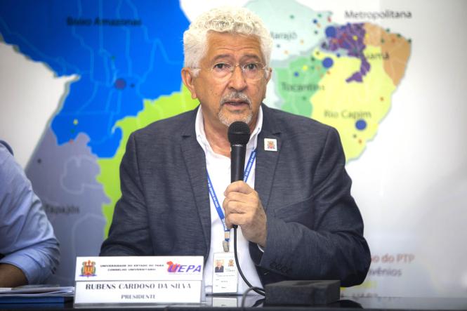 A Universidade do Estado do Pará (Uepa) realizou na manhã desta quarta-feira (13), a Cerimônia de Entrega da Medalha “Governador Fernando Guilhon”, honraria dedicada ao primeiro lugar geral no Processo seletivo da universidade.

Na foto, o reitor da Uepa, Rubens Cardoso, entrega a medalha para  Fabio Leite do Amaral Junior, primeiro lugar geral do processo seletivo.


FOTO: NAILANA THIELY/ ASCOM UEPA 
DATA: 13.02.2016 
BELÉM-PARÁ  <div class='credito_fotos'>Foto: Nailana Thiely / Ascom Uepa   |   <a href='/midias/2019/originais/2a09eb24-9697-4b45-a38a-7e8576d6fcb3.jpg' download><i class='fa-solid fa-download'></i> Download</a></div>