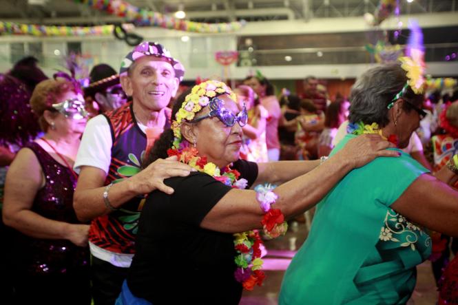 Cores, animação e muita alegria não faltaram na 19° edição do Baile Carnavalesco da Terceira Idade, realizado na quinta-feira (28), no Hangar - Centro de Convenções da Amazônia, em Belém. O evento, que é promovido pela Secretaria de Estado de Esporte e Lazer (Seel), por meio do programa Vida Ativa na Terceira Idade, reuniu cerca de quatro mil idosos de associações e entidades que atuam em ações voltadas para esse público. Uma das grandes atrações foi o concurso que escolheu a “Rainha das Rainhas” da melhor idade, o título deste ano ficou com a candidata Ângela Maria, de 64 anos.

FOTO: RICARDO AMANAJÁS / AGÊNCIA PARÁ
DATA: 28.02.2019
BELÉM - PARÁ <div class='credito_fotos'>Foto: Ricardo Amanajás / Ag. Pará   |   <a href='/midias/2019/originais/2a129dae-39af-4b28-886b-cd7281d2662d.jpg' download><i class='fa-solid fa-download'></i> Download</a></div>