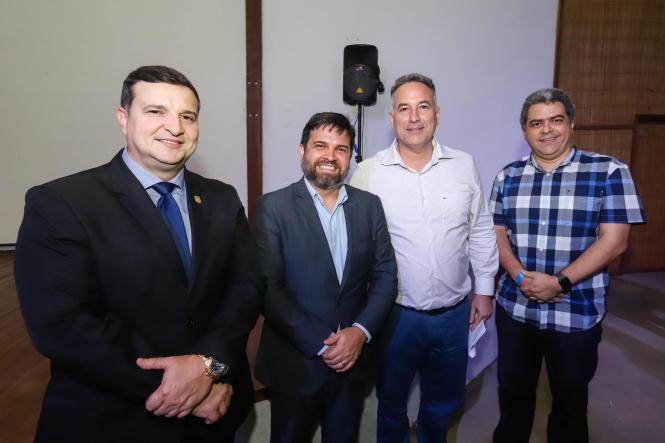 O governador Helder Barbalho participou, em Santarém, no oeste do Pará, do lançamento oficial do programa "Investe Turismo – Convergência e Sinergia para Mudar Destinos", promovido pelo Serviço de Apoio ao Micro e Pequeno Empreendedor (Sebrae) Pará. A cerimônia ocorreu, na tarde de quinta-feira (21), no restaurante Casa do Saulo, na praia de Pajuçara, ponto turístico da cidade.

FOTO: JADER PAES / AGÊNCIA PARÁ
DATA: 22.03.2019
SANTARÉM - PA <div class='credito_fotos'>Foto: JADER PAES / AGÊNCIA PA   |   <a href='/midias/2019/originais/2a169de7-a5cf-48c7-8198-a7002d8093f9.jpg' download><i class='fa-solid fa-download'></i> Download</a></div>