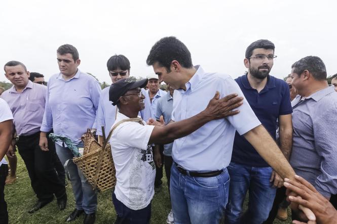 Quase 200 famílias serão beneficiadas, direta e indiretamente, com a abertura da agroindústria de beneficiamento de frutas na comunidade de Vila São Manoel, na zona rural de Moju, no nordeste paraense. A inauguração aconteceu neste sábado (16), e contou com a presença do governador do Estado, Helder Barbalho, e da prefeita do município, Nilma Lima.

FOTO: MARCELO SEABRA / AGÊNCIA PARÁ
DATA: 16.03.2019
MOJU - PA <div class='credito_fotos'>Foto: Marcelo Seabra / Ag. Pará   |   <a href='/midias/2019/originais/2a3048c0-2789-4e0c-907b-852be3507ca8.jpg' download><i class='fa-solid fa-download'></i> Download</a></div>