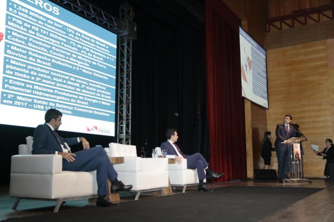 Durante a próxima missão do Programa Governo por Todo o Pará, que percorre Marabá e região entre os dias 2 e 5 de abril, será publicado o decreto permitindo a isenção de ICMS em 17% para a operação de ferro-gusa. A medida, que deve promover a abertura de 7 a 10 mil empregos imediatos, foi anunciada por Helder Barbalho durante o lançamento da 9ª edição do Anuário do Pará, na noite desta segunda-feira, 25, no teatro Maria Sylvia Nunes da Estação das Docas. 

FOTO: RICARDO AMANAJÁS / AGÊNCIA PARÁ
DATA: 26.03.2019
BELÉM - PARÁ <div class='credito_fotos'>Foto: Ricardo Amanajás / Ag. Pará   |   <a href='/midias/2019/originais/2a4e22e3-e491-4ae6-9df6-ce4ec408d46c.jpg' download><i class='fa-solid fa-download'></i> Download</a></div>