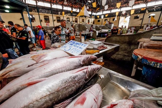 Uma equipe de fiscais do Procon do Pará esteve nesta terça-feira (16), desde às 8h30, no mercado de peixe do Ver-o-Peso, realizando ações de fiscalização dentro da Operação Páscoa 2019. O trabalho realizado pela Diretoria de Proteção e Defesa do Consumidor do Pará, vinculada à Secretaria de Estado de Justiça e Direitos Humanos (Sejudh), busca identificar e inibir abusos na comercialização de pescado e outros produtos muito procurados nesta época do ano.

FOTO: FERNANDO ARAÚJO / AGÊNCIA PARÁ
DATA: 16.04.2019
BELÉM - PARÁ <div class='credito_fotos'>Foto: Fernando Araújo/Ag. Pará   |   <a href='/midias/2019/originais/2a6f4f92-4842-4e10-a19b-14db6af29ac1.jpg' download><i class='fa-solid fa-download'></i> Download</a></div>