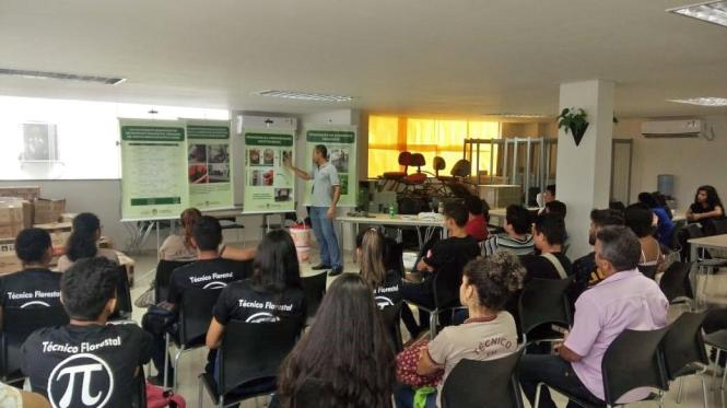 Servidores que demonstram práticas individuais que superam as competências funcionais e repercutem positivamente no ambiente de trabalho, com reflexo na melhoria da qualidade de vida e no clima organizacional na Secretaria de Meio Ambiente e Sustentabilidade (Semas), têm recebido apoio da instituição ambiental, por meio da Coordenadoria de Gestão de Pessoas (CGP), por atuar em a favor do meio ambiente, da sustentabilidade e da relação interpessoal no órgão ambiental do Pará. No ano de 2018, a CGP também promoveu o projeto Projeto RH Itinerante: Qualidade de Vida para o Servidor (foto), que reforçou a integração entre os funcionários e esclareceu o funcionamento da Semas, esclarecendo a tramitação necessária aos processos e os direitos e deveres de cada profissional e dos estagiários. A atividade percorreu as diretorias da secretaria, o Centro Integrado de Monitoramento Ambiental (Cimam) e os Núcleos Regionais (Nures) sediados nos municípios de Paragominas, nordeste do Pará; Altamira, região Xingu; Itaituba, Tapajós; e Santarém no Baixo Amazonas.

FOTO: ASCOM / SEMAS
DATA: 04.01.2019
BELÉM - PARÁ <div class='credito_fotos'>Foto: ASCOM SEMAS   |   <a href='/midias/2019/originais/2a860487-4416-4b39-b832-af5d1eda06f0.jpg' download><i class='fa-solid fa-download'></i> Download</a></div>